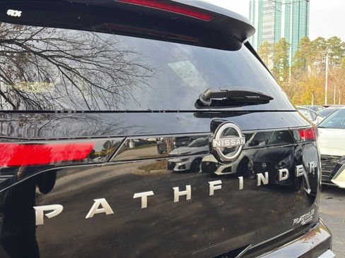 New 2025 Nissan Pathfinder Platinum image 14