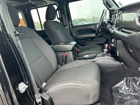 Used 2018 Jeep Wrangler Unlimited Sahara AWD/4WD image 10