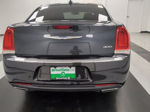 Used 2018 Chrysler 300 Touring L RWD image 7