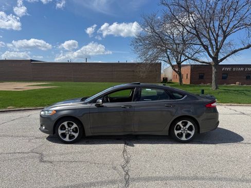 Used 2015 Ford Fusion SE w/ Equipment Group 201A image 2