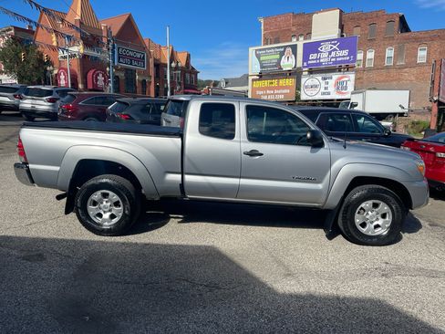 Used 2014 Toyota Tacoma 4x4 Access Cab image 2