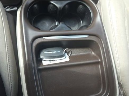 Used 2020 Chrysler Pacifica Touring-L image 28