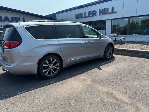 Used 2017 Chrysler Pacifica Limited FWD image 5