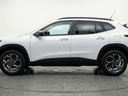 Used 2025 Chevrolet Trax LT w/ LT Convenience Package image 5