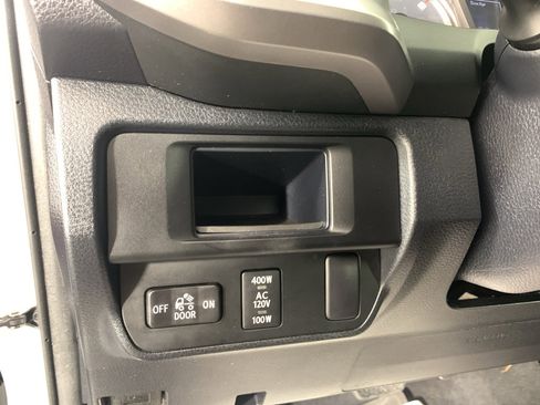 Used 2016 Toyota Tacoma Limited w/ Towing Package image 17