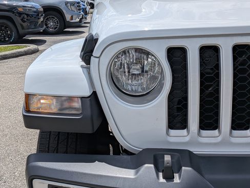 Used 2023 Jeep Gladiator Overland AWD/4WD image 10