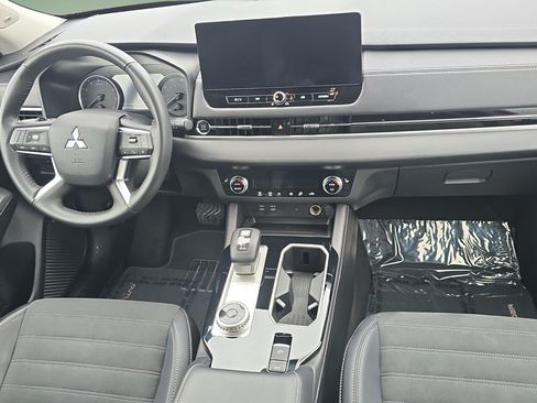 Used 2025 Mitsubishi Outlander SE FWD image 11