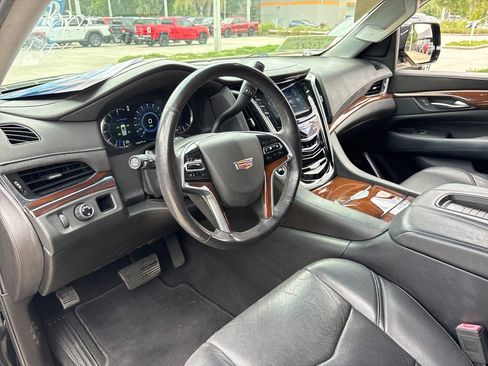 Used 2018 Cadillac Escalade 2WD image 6