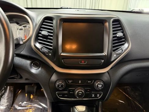Used 2016 Jeep Cherokee Latitude w/ Cold Weather Group AWD/4WD image 13