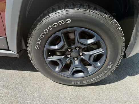 Used 2020 Jeep Cherokee Trailhawk AWD/4WD image 13