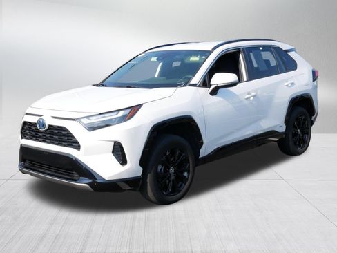 Used 2024 Toyota RAV4 SE AWD/4WD image 3