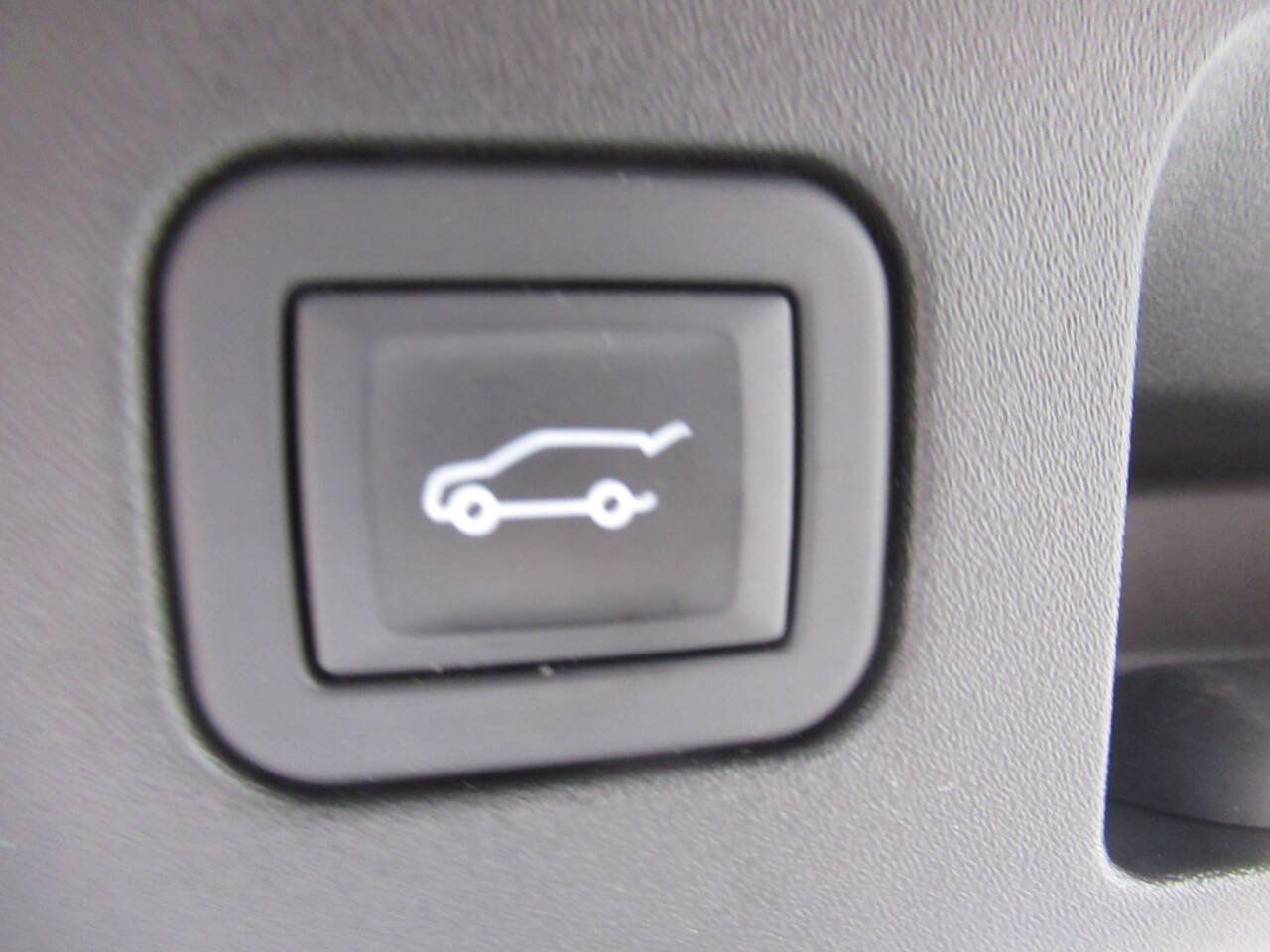 Used 2024 Cadillac XT5 Premium Luxury w/ LPO, Floor Liner Package AWD/4WD image 18