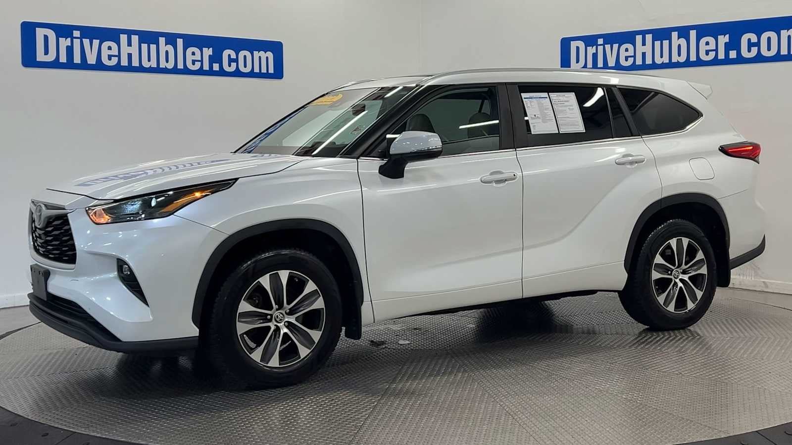 Used 2023 Toyota Highlander XLE AWD/4WD image 4