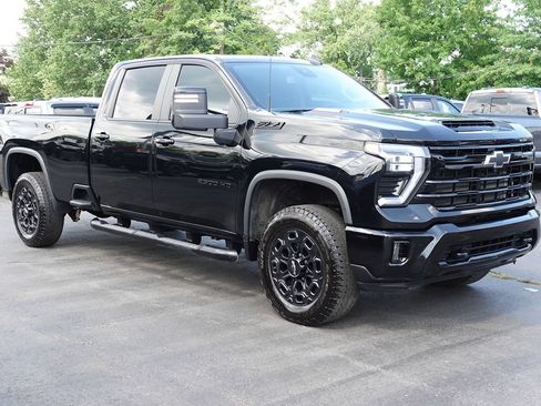 Used 2024 Chevrolet Silverado 2500 LT w/ Midnight Edition AWD/4WD image 4