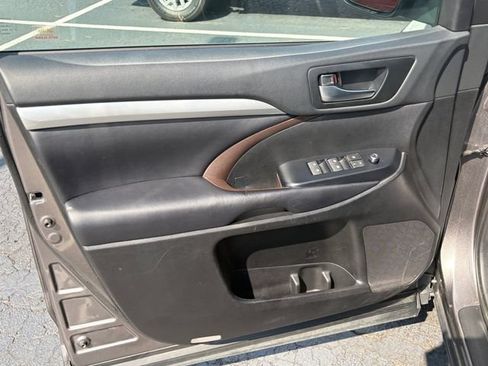 Used 2019 Toyota Highlander XLE AWD/4WD image 13