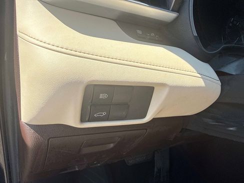 Used 2021 Toyota Highlander XLE FWD image 28
