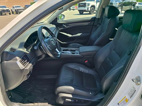 Used 2018 Honda Accord Touring image 4