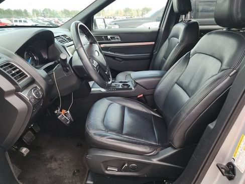 Used 2018 Ford Explorer XLT w/ Equipment Group 202A FWD image 5