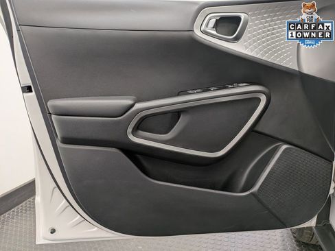 Certified 2025 Kia Soul LX w/ LX Technology Package FWD image 8