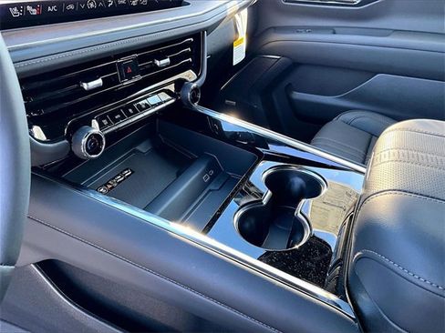 New 2026 Chevrolet Suburban High Country image 12