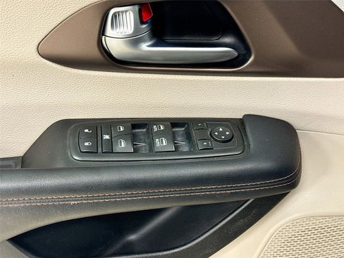 Used 2017 Chrysler Pacifica Touring-L image 17