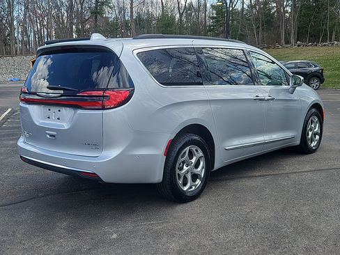 Used 2022 Chrysler Pacifica Limited AWD/4WD image 2