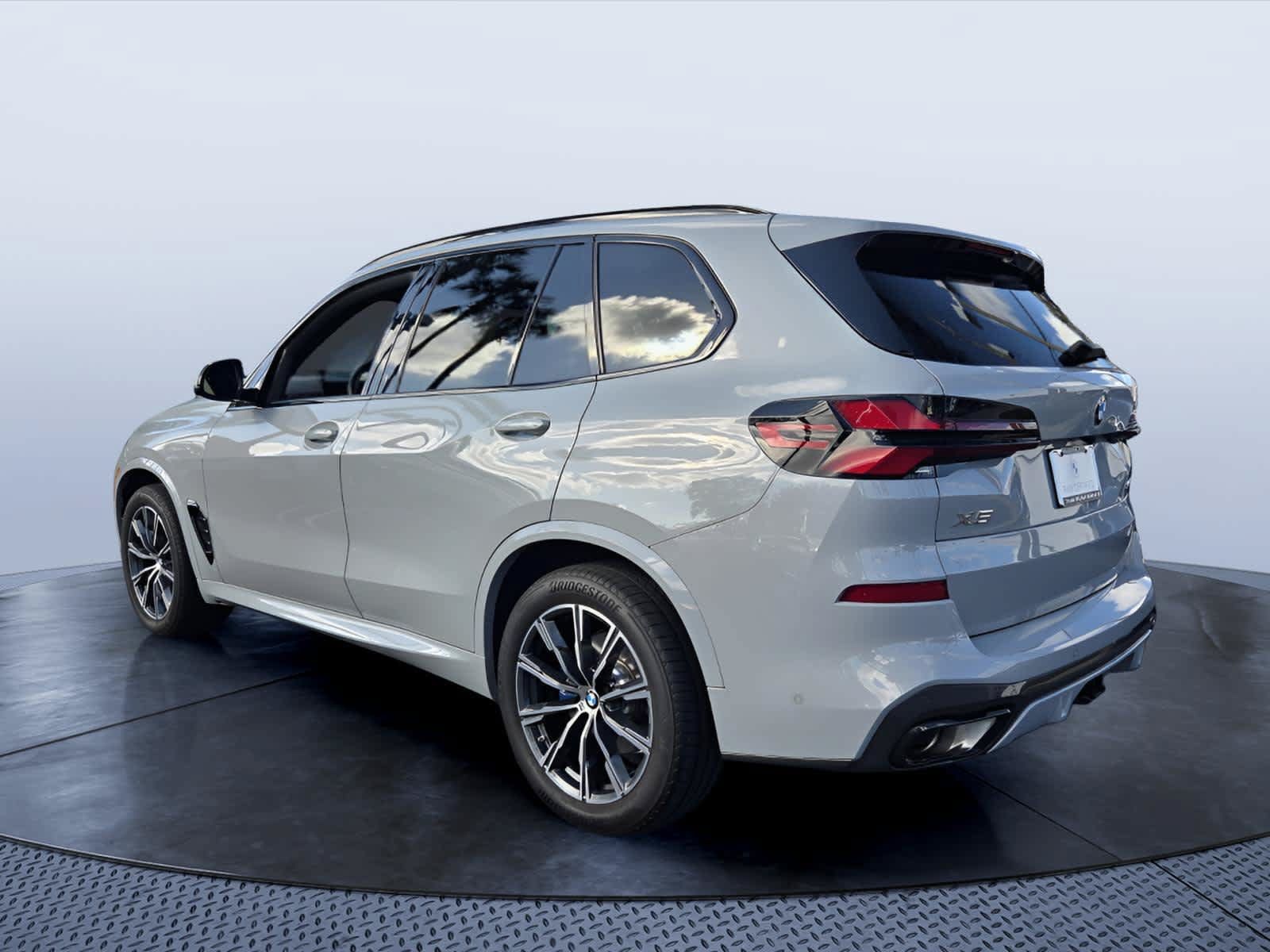 Used 2025 BMW X5 sDrive40i w/ M Sport Package RWD image 4