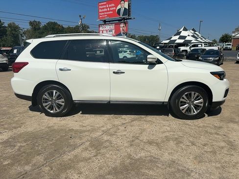 Used 2019 Nissan Pathfinder SV image 4