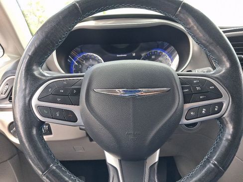 Used 2021 Chrysler Pacifica Touring-L FWD image 27