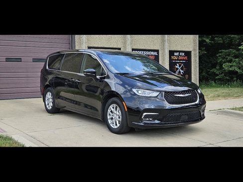 Used 2025 Chrysler Pacifica Select FWD image 1