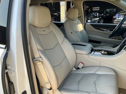 Used 2020 Cadillac Escalade ESV Premium Luxury image 22