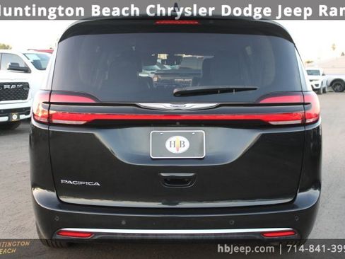 Used 2023 Chrysler Pacifica Touring-L image 5