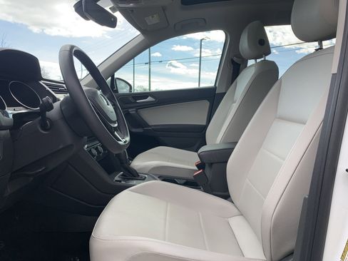 Used 2020 Volkswagen Tiguan SE w/ Panoramic Sunroof Package image 16