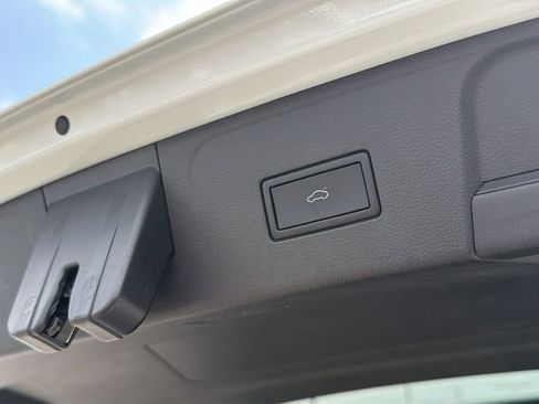 Used 2025 Volkswagen Atlas SE image 32