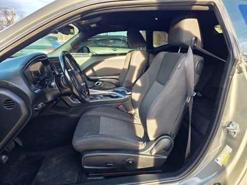 Used 2019 Dodge Challenger SXT image 9