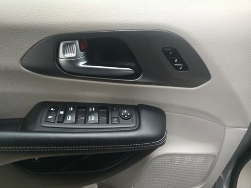 Used 2023 Chrysler Pacifica Touring-L image 16