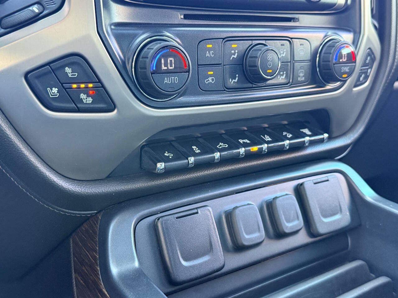 Used 2018 GMC Sierra 2500 Denali w/ Duramax Plus Package AWD/4WD image 28