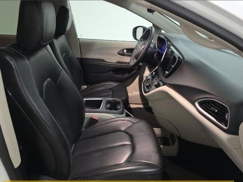 Used 2023 Chrysler Pacifica Touring-L FWD image 5