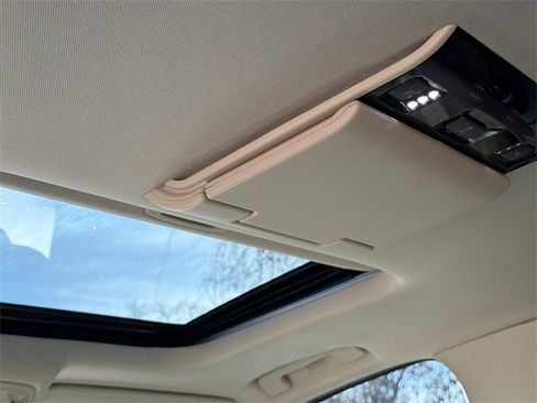 Used 2019 Cadillac Escalade ESV Premium Luxury w/ Escalade Sport Edition image 17