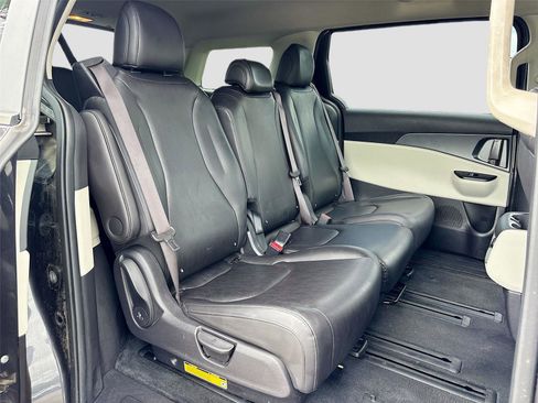 Used 2022 Kia Carnival LX FWD image 27
