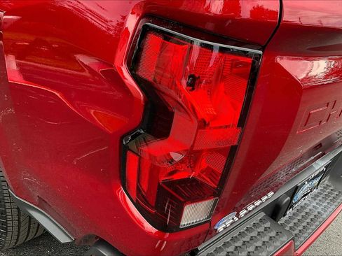 Used 2024 Chevrolet Colorado LT w/ LT Convenience Package image 28