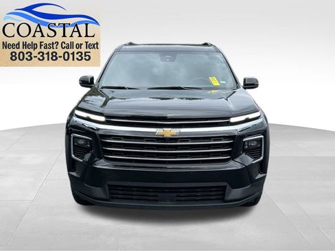 Used 2025 Chevrolet Traverse LT FWD image 2