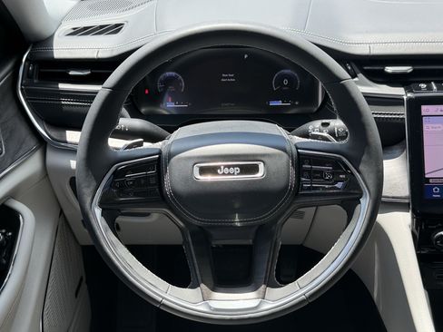 Used 2023 Jeep Grand Cherokee Overland RWD image 15
