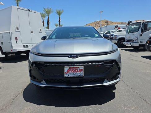 Used 2024 Chevrolet Equinox EV RS FWD image 3