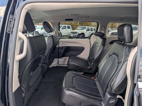 Used 2024 Chrysler Pacifica Touring-L image 14