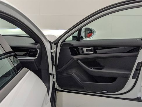 Used 2022 Porsche Panamera 4 image 45