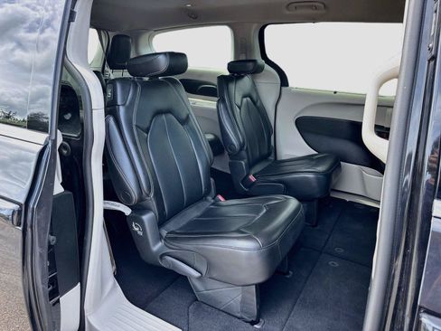 Used 2023 Chrysler Pacifica Touring-L FWD image 27