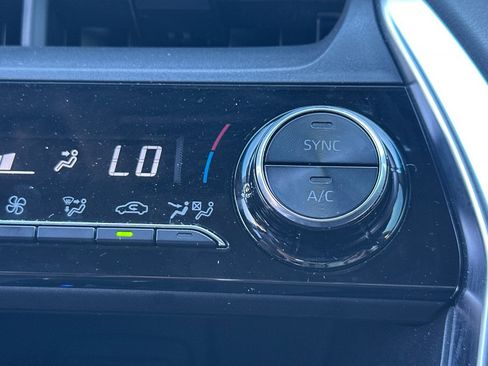 Used 2022 Toyota Venza LE image 30