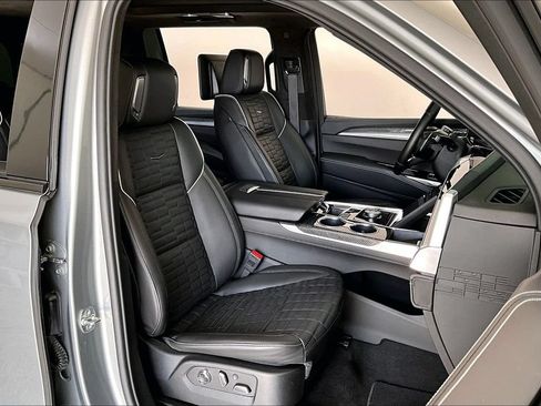 Used 2025 Cadillac Escalade ESV V AWD/4WD image 8