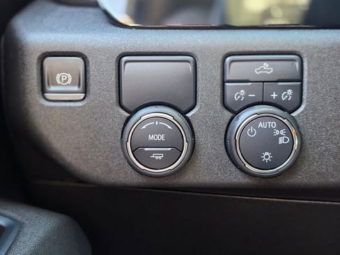 Used 2025 Chevrolet Silverado 1500 LT RWD image 35